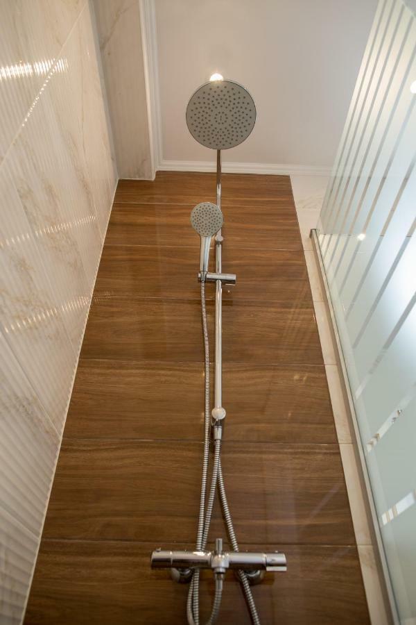 3 Bedrooms Apartment On Nasypna 3 Lviv Exterior foto